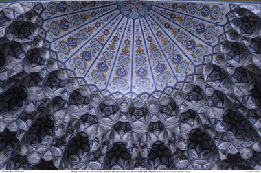 Vista interna de uma cúpula do Santuário do Imam Rida (AS) e muqarnas - Mashad, Irã
