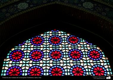 معماری اسلامی - نمایی از پنجره شیشه ای مسجد مقدس جمکران در نزدیکی شهر قم - ایران - 12