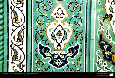 اسلامی معماری - شہر قم میں دارالحدیث کے تعلیمی ادارہ میں کاشی کاری (ٹائل) کا ایک نمونہ پہول پتی کی ڈیزاین میں، ایران - ۱