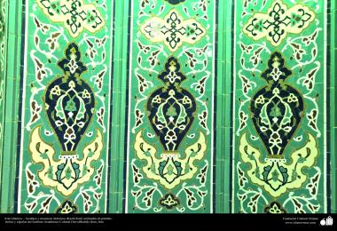 اسلامی معماری - شہر قم میں دارالحدیث کے تعلیمی ادارہ میں کاشی کاری (ٹائل) کا ایک نمونہ پہول پتی کی ڈیزاین میں، ایران - ۳