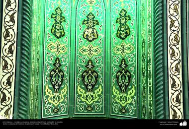 اسلامی معماری - شہر قم میں دارالحدیث کے تعلیمی ادارہ میں کاشی کاری (ٹائل) کا ایک نمونہ پہول پتی کی ڈیزاین میں، ایران - ۴