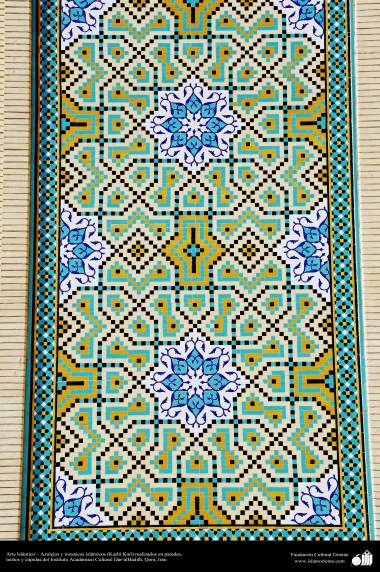 Art islamique - la poterie et la céramique islamiques utilisé dans les murs,le plafond et le dôme de l&#039;Institut culturel de Dar al-Hadith -Qom-Iran-85